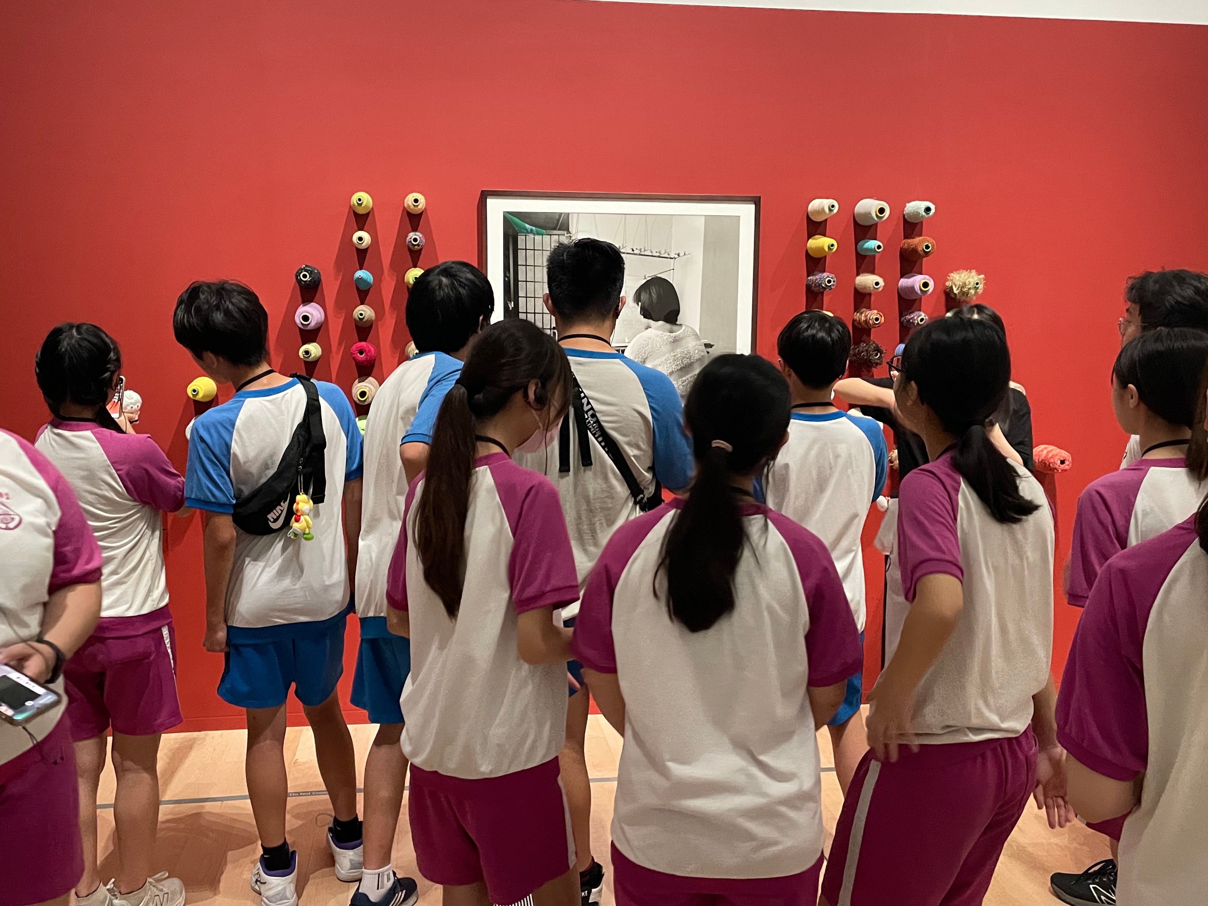 08_參觀新竹241藝術空間，脫下鞋子入展間與作品互動
